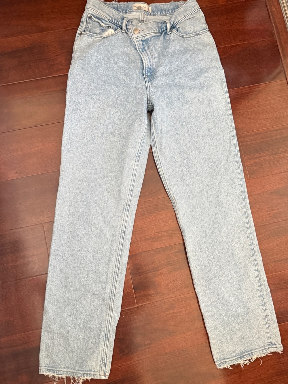 Abercrombie & Fitch Ultra High Rise 90s Straight Jean (Size 8 / 29 L)